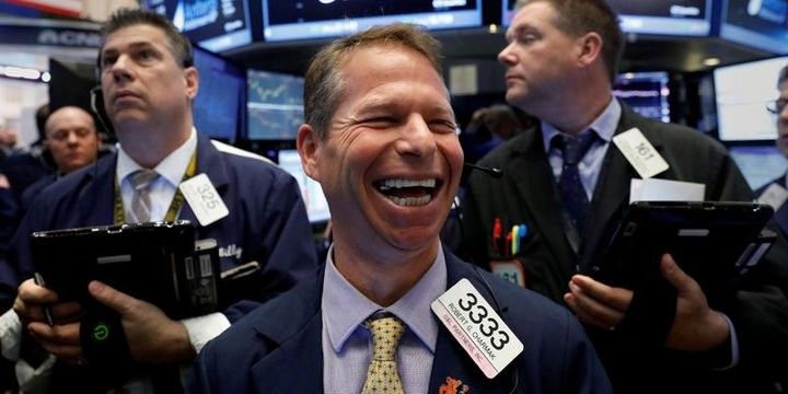 ABŞ səhmləri rekord səviyyələrə qalxıb, dollar bahalaşıb