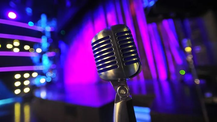 Rusiyada yeni fırıldaqçılıq növü: stendap-şou və teatr adı altında insanları soyurlar