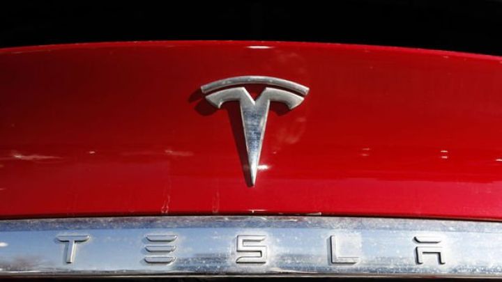 Maskın qardaşı Tesla səhmlərini satdı, qiymət 5 faizdən çox düşdü