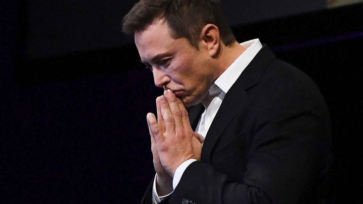 Elon Mask Tesla səhmlərinin qiymətlərinin düşməsi səbəbindən 21 milyard dollardan çox itirdi