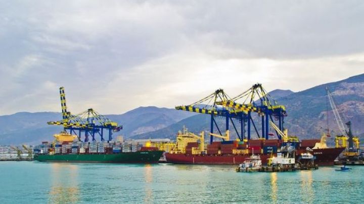 Ukraynadan taxılla yüklənmiş ilk gəmi yola düşür