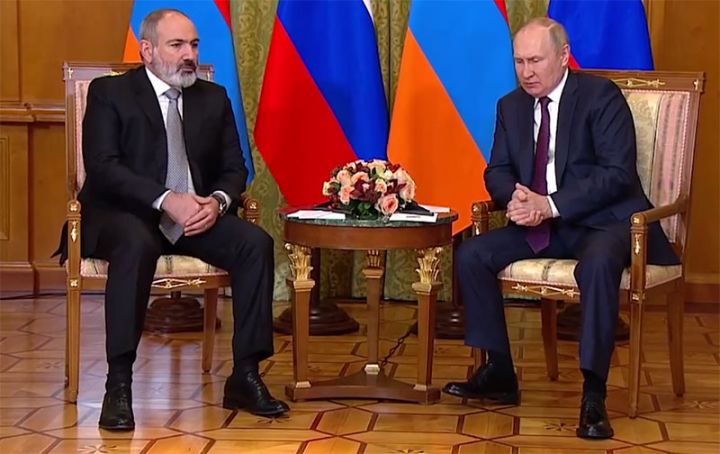 Putin: "Ən vacib məsələ sülhü təmin etməkdir"