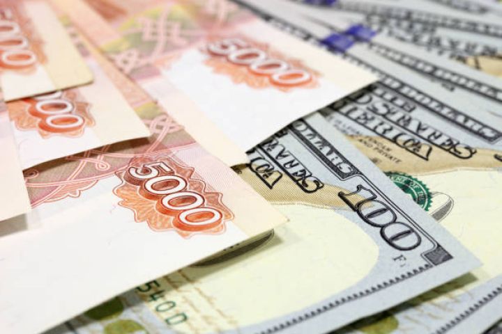 Moskva birjasında hərracların açılışında dolların məzənnəsi düşüb
