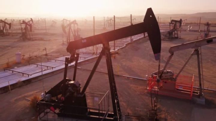 Hasilatın azaldılması qərarlarından sonra neft qiymətləri yüksəlir