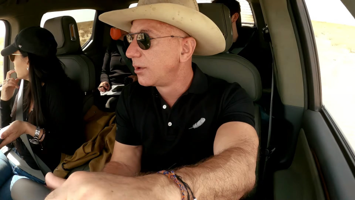 Planetin ən varlı adamı kosmosa uçur