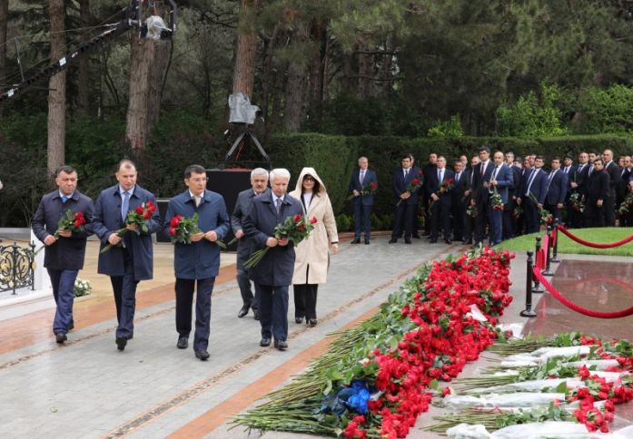 İqtisadiyyat Nazirliyinin kollektivi Heydər Əliyevin məzarı önünə gül dəstələri düzüblər