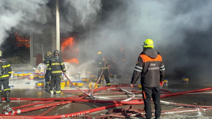 Ziya Bünyadov prospektində boya mağazasında yanğın məhdudlaşdırılıb, qərargah yaradılıb